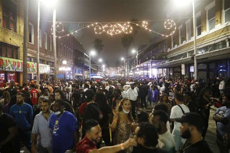 Photos Large Super Bowl Crowds Party In Tampa Despite Covid Warning