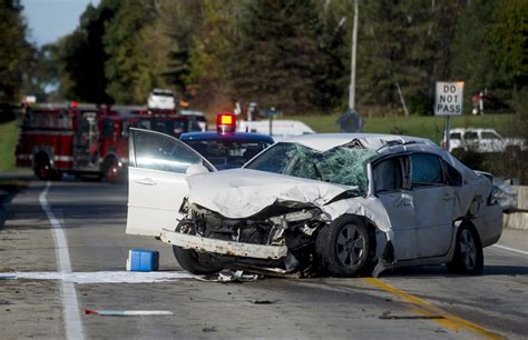 1 Dead After Ambulance Hits Car Goes Off Michigan Bridge The Garden