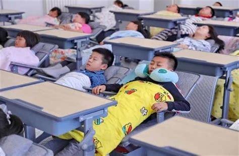 चीन का अजीब कानून बच्चों के स्कूल में सोने पर वसूले जाएंगे 200 युआन strange law of china 200