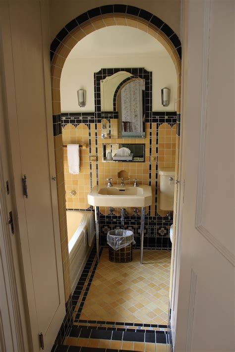 10 Original Art Deco Bathroom
