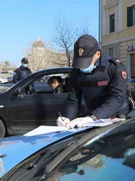 Documenti Obbligatori Da Tenere In Auto Nel Si Rischiano Multe