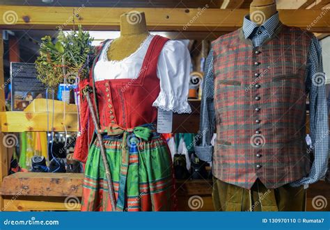 Hombres Y El Vestido Tradicional Austríaco De Las Mujeres En La Tienda