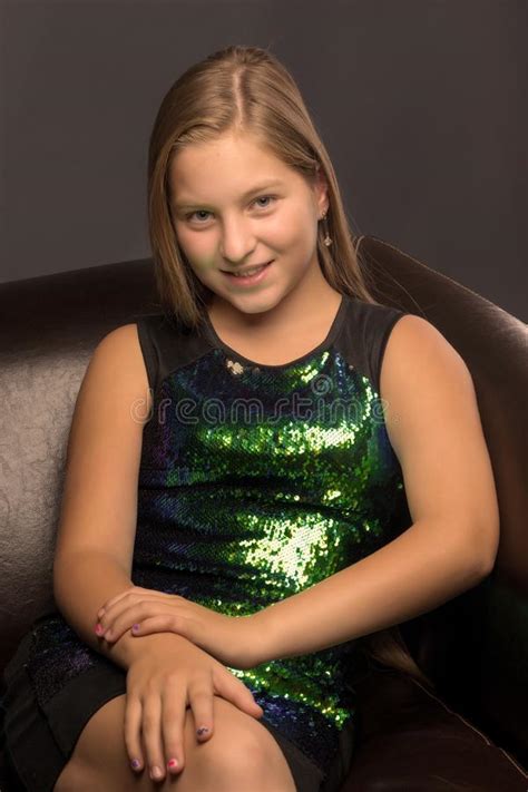 Девочка подросток фото студии Стоковое Изображение изображение насчитывающей девушка мило