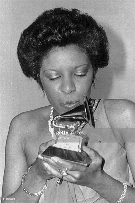 Natalie Cole Kisses Her Trophy After Winning Her Award For Best News Photo Getty Images