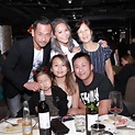 洗米华和家人为太太庆祝39岁生日，洗米嫂被老公儿子夹吻好幸福_腾讯新闻
