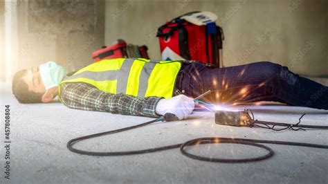 Stockfoto Construction Workers Carelessly Connect Wires Causing