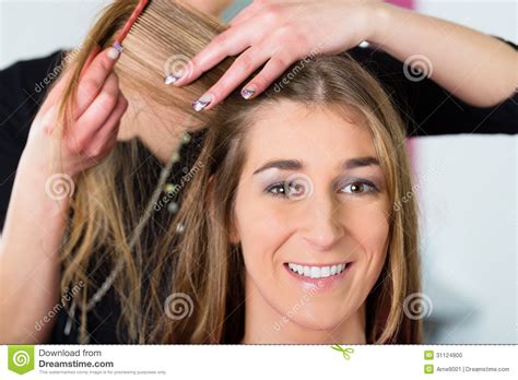 Femme Recevant La Coupe De Cheveux Dans La Boutique De Coiffeurs Photo