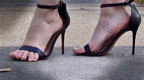 Toe Overhang In High Heels Sandals Toes Overhanging Walk In Oversize