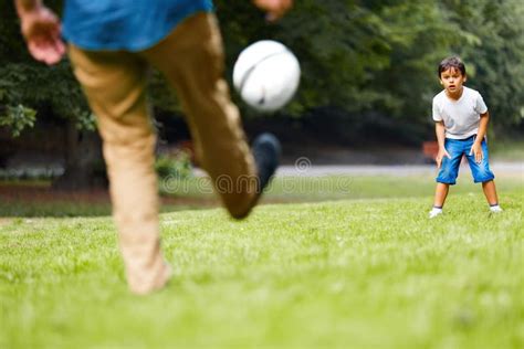 Padre E Hijo Que Juegan A Fútbol En El Parque Imagen De Archivo