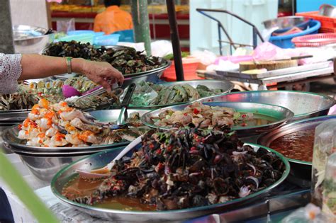 It is best to visit sampenglane in the morning. Street food in Bangkok Chinatown - Routes and Trips