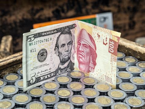 Conversión de dólares a pesos colombianos. Dólar hoy 4 de julio en México abre debajo de los 19 pesos ...