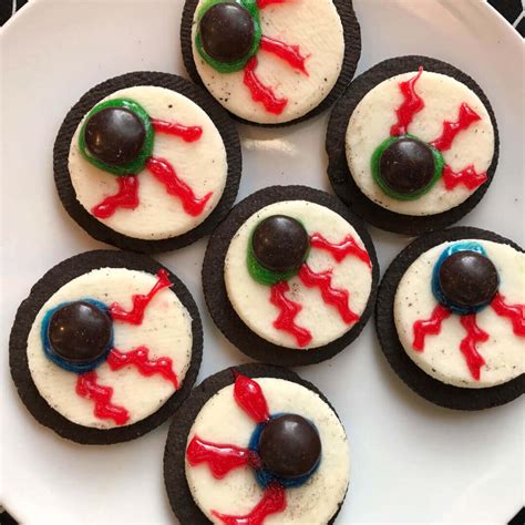 As much fun as i think halloween is, i in no way shape or form celebrate with the spookier parts of the holiday. Halloween Cookie Eyeballs | One of my favorite easy oreo recipes