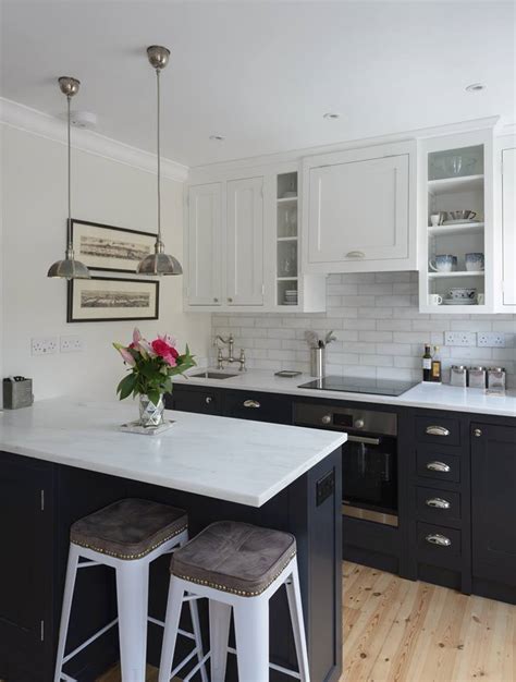 White kitchens will never be out of style, passe, off trend, or whatever you wish to call it. 45 Innovative Tiny Kitchen Decorating Ideas That You Will ...