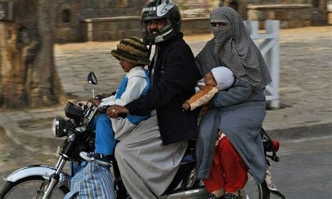 لاہوربغیر ہیلمٹ والے موٹر سائیکل سواروں کے خلاف پھر سے کریک ڈاؤن کیا جائے گا، چیف ٹریفک افسر