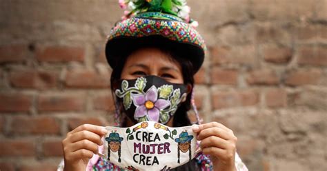 Mascarillas andinas y amazónicas salvan de la crisis a artesanos de