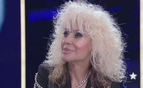 She made her debut in 1979 with hit single splendido splendente. Donatella Rettore operata all'Oncologico, il messaggio ai fan