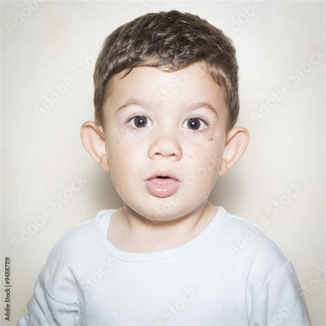 Retrato De Niño De 2 Años Photo Libre De Droits Sur La Banque D