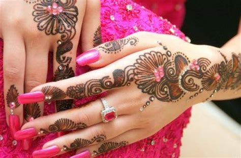 If you havent yet finalized your eid mehndi design then i bring to you some of the latest henna patterns to try out this year for bakra eid. Simple and Stylish Mehndi Design