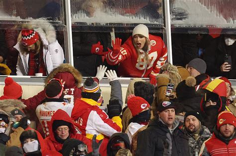 Taylor Swift Rocks Travis Kelces Jersey At Freezing Chiefs Game