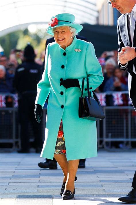 Queen Elizabeths Best Style Moments Over The Years Queen Elizabeth