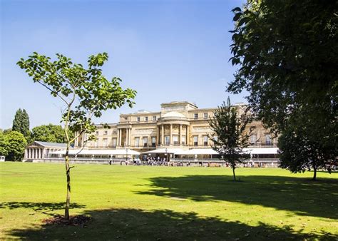 Picnic Outside Buckingham Palace Queens Garden Now Open To Public