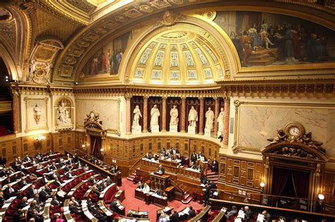 Minvalaz Французские парламентарии обратились к Макрону по поводу