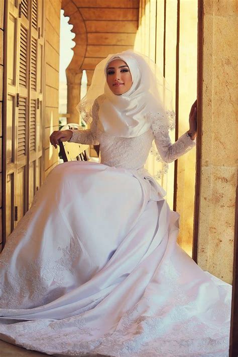 Pretty Muslim Wedding Dresses 2016 Arabic Hijab Dress A Line Jewel Lace Applique Covered Buttons