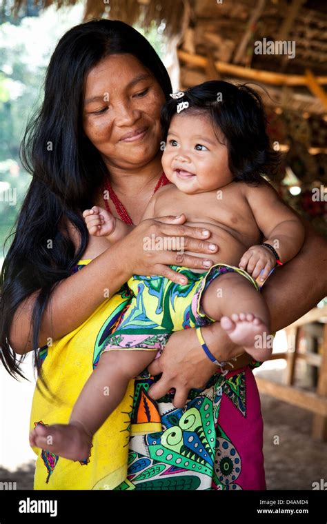 Mujer Indígena Embera Y El Niño En El Pueblo Embera Puru Río Pequeni