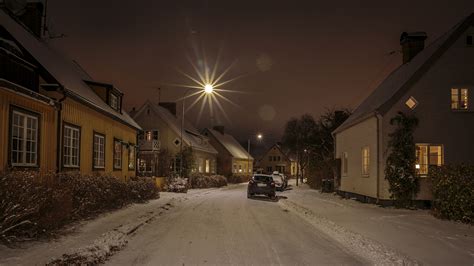 壁紙、2560x1440、スウェーデン、ストックホルム、住宅、冬、ストリート、雪、街灯、夜、都市、ダウンロード、写真