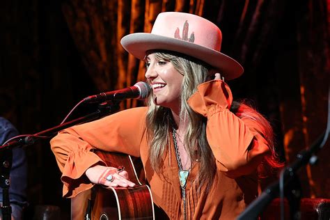 Lainey Wilson Named Female Vocalist Of The Year At The 2022 CMAs