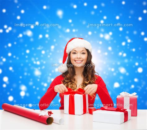 Smiling Woman In Santa Helper Hat Packing Tsの写真素材 110494582 イメージマート