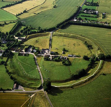 How To Visit Englands Avebury Henge