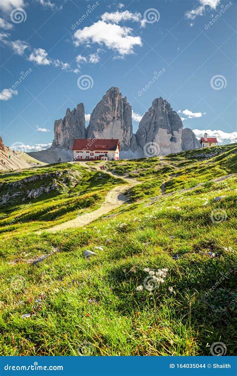 Tre Cime Di Lavaredo Et Refuge De Montagne Dreizinnen Hut Dolomites