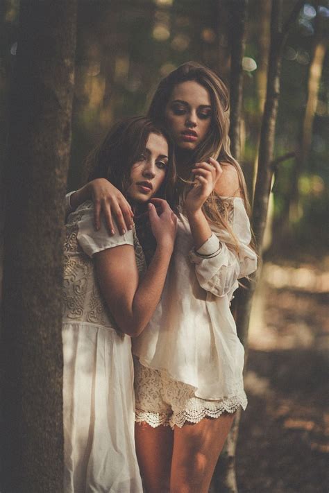 pin by nyxe on ¬l ∆mour l ∆mour¬ sisters photoshoot friend photoshoot portrait photography