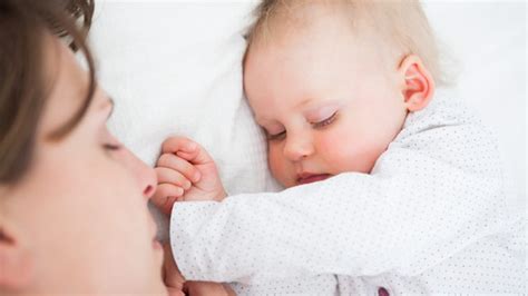Ein handy in einem bett schafft komfort und schmückt eine ecke für ihr baby. Babys sollten nur im eigenen Bett schlafen