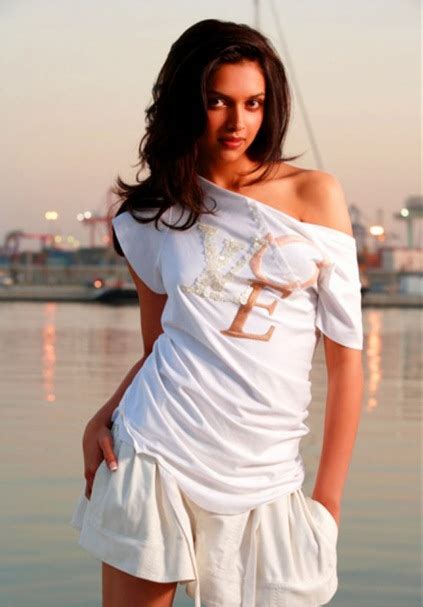 Deepika Padukone Latest Beautiful In Sexy Pose Noryana Farlina