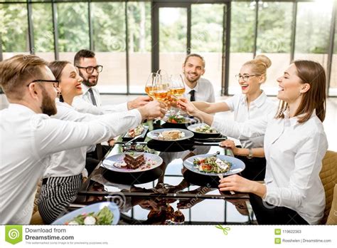 Hombres De Negocios Durante Un Almuerzo En El Restaurante Imagen De