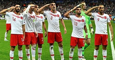 A milli futbol takım sayfasına hoşgeldiniz. Son dakika haberi: UEFA, A Milli Takım için asker selamı ...