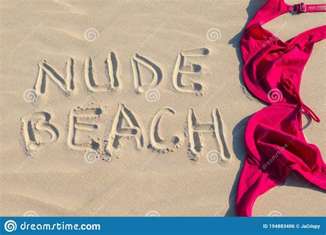 Dicht Bij De Vrouwelijke Bh Op Het Strand Van Nude Concept Van