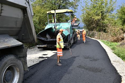 Se AsfalteazĂ UliȚele Din Crivina Flux24ro