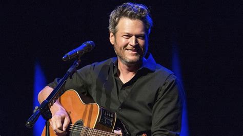 el cantante de country blake shelton el hombre más sexy del año