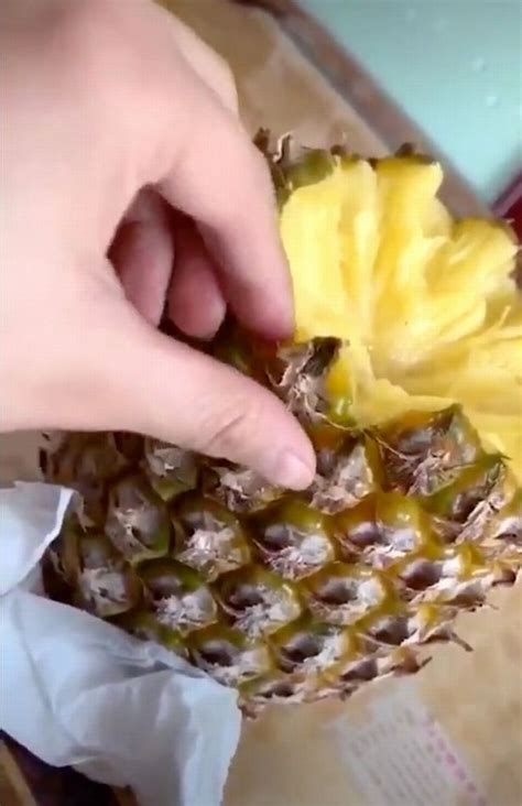 Man Reveals Weve All Been Eating Pineapples Wrong And Our Minds Are