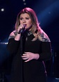 Watch Kelly Clarkson Cry Midperformance as She Makes Her Emotional ...