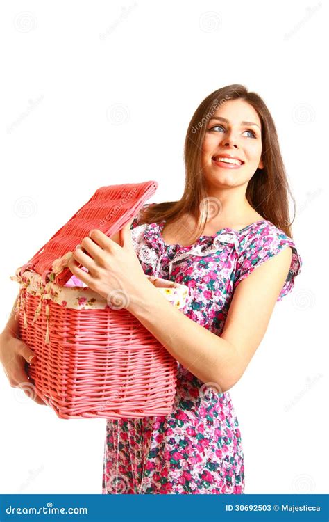 Menina De Sorriso Que Olha Em Uma Cesta De Lavanderia No Fundo Branco Imagem De Stock Imagem