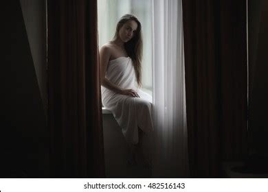 Sexy Nude Woman On Window库存照片482516143 Shutterstock