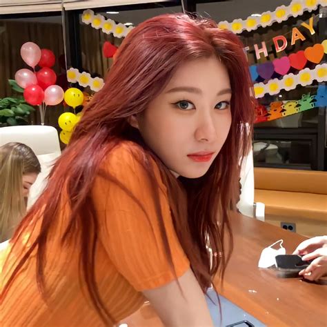 Lee Chaeryeong Itzy Icond Pretty In Orange Vlive Midzy Yeji Lia Ryujin