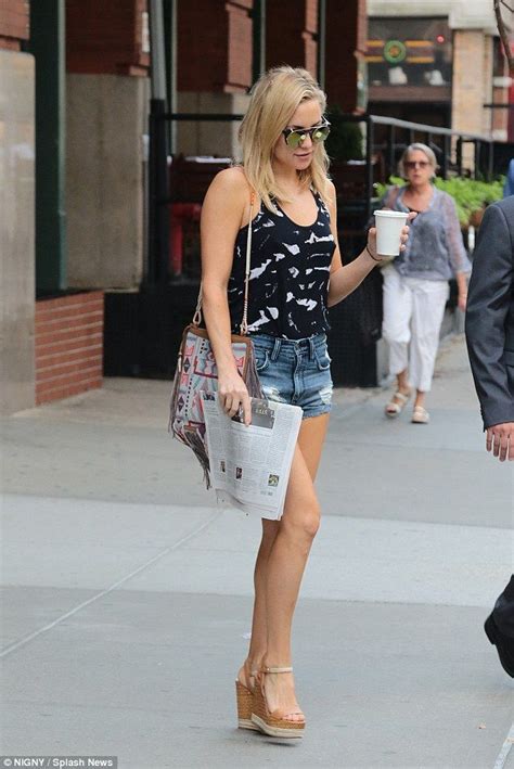 Kate Hudson Shows Off Lean Legs In Daisy Dukes Kate Hudson Daisy Dukes Fashion