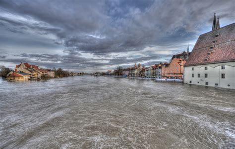 Mehr als 1300 menschen werden vermisst, die zahl der toten steigt auf 80. Regensburg Hochwasser 16.01.2011 Foto & Bild | deutschland ...
