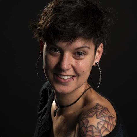 Kim mestdagh (ieper, 12 maart 1990) is een belgisch basketbalspeelster die sinds november 2020 uitkomt voor het italiaanse famila schio waar ook haar vriendin giorgia sottana. Over Kim - 2ndSkinArt