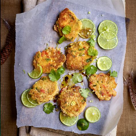 Although the earliest use of the term crab cake is commonly believed to date to crosby gaige's 1939 publication new york world's fair cook book in which they are described as baltimore crab cakes,. Crab Cakes | Recept | Lekker eten, Krabvlees, Lekker